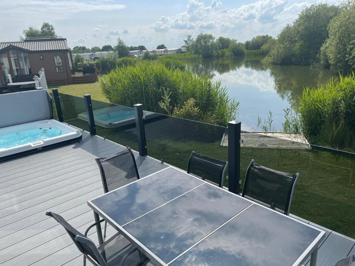 Indulgence Lakeside Lodge I3 With Hot Tub, Private Fishing Peg Situated At Tattershall Lakes Country Park Εξωτερικό φωτογραφία