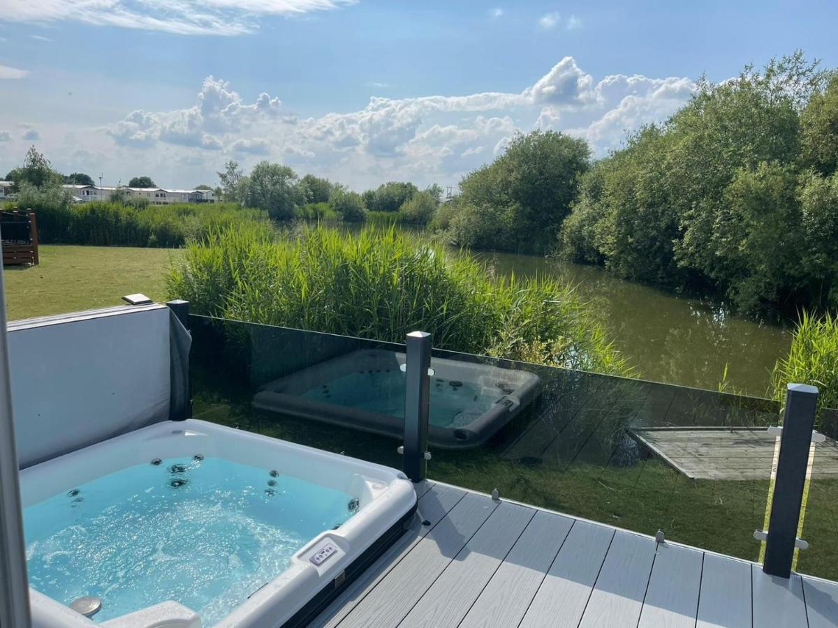 Indulgence Lakeside Lodge I3 With Hot Tub, Private Fishing Peg Situated At Tattershall Lakes Country Park Εξωτερικό φωτογραφία