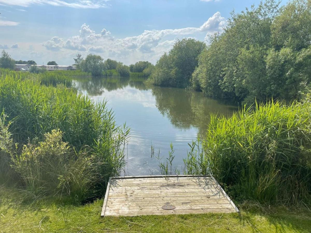 Indulgence Lakeside Lodge I3 With Hot Tub, Private Fishing Peg Situated At Tattershall Lakes Country Park Εξωτερικό φωτογραφία