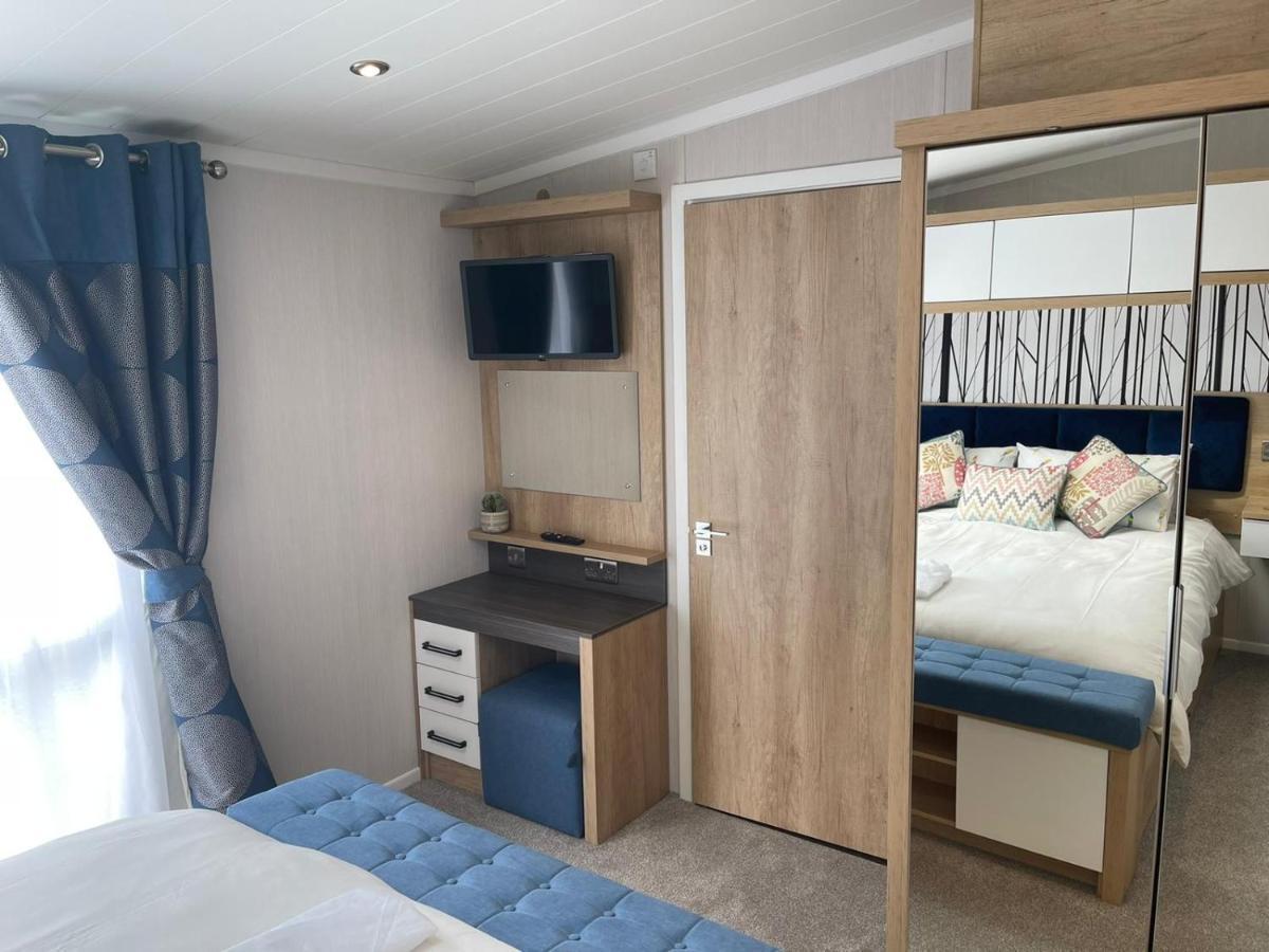 Indulgence Lakeside Lodge I3 With Hot Tub, Private Fishing Peg Situated At Tattershall Lakes Country Park Εξωτερικό φωτογραφία