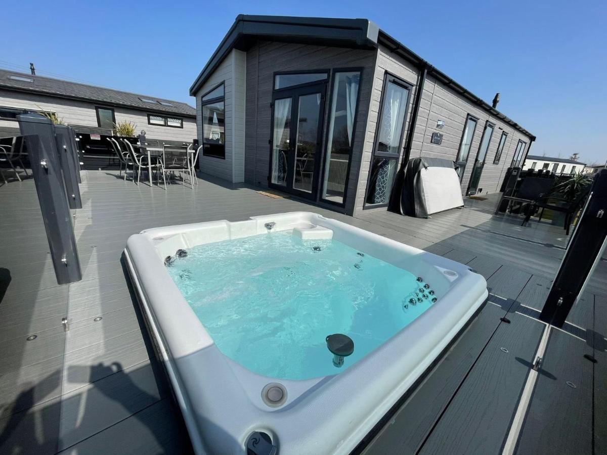 Indulgence Lakeside Lodge I3 With Hot Tub, Private Fishing Peg Situated At Tattershall Lakes Country Park Εξωτερικό φωτογραφία