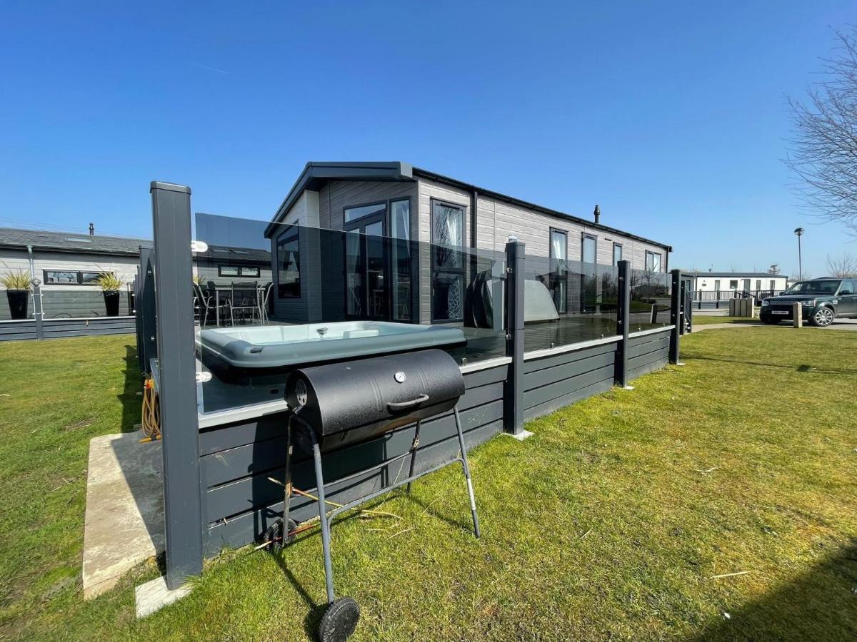 Indulgence Lakeside Lodge I3 With Hot Tub, Private Fishing Peg Situated At Tattershall Lakes Country Park Εξωτερικό φωτογραφία