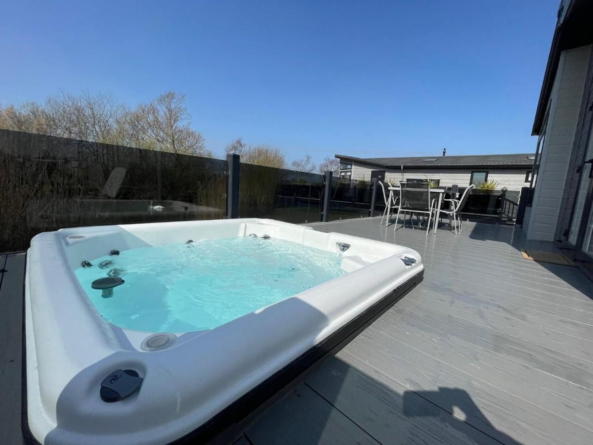 Indulgence Lakeside Lodge I3 With Hot Tub, Private Fishing Peg Situated At Tattershall Lakes Country Park Εξωτερικό φωτογραφία