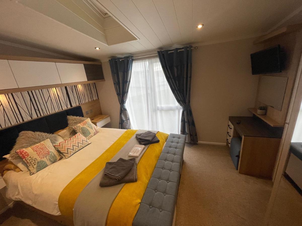 Indulgence Lakeside Lodge I3 With Hot Tub, Private Fishing Peg Situated At Tattershall Lakes Country Park Εξωτερικό φωτογραφία