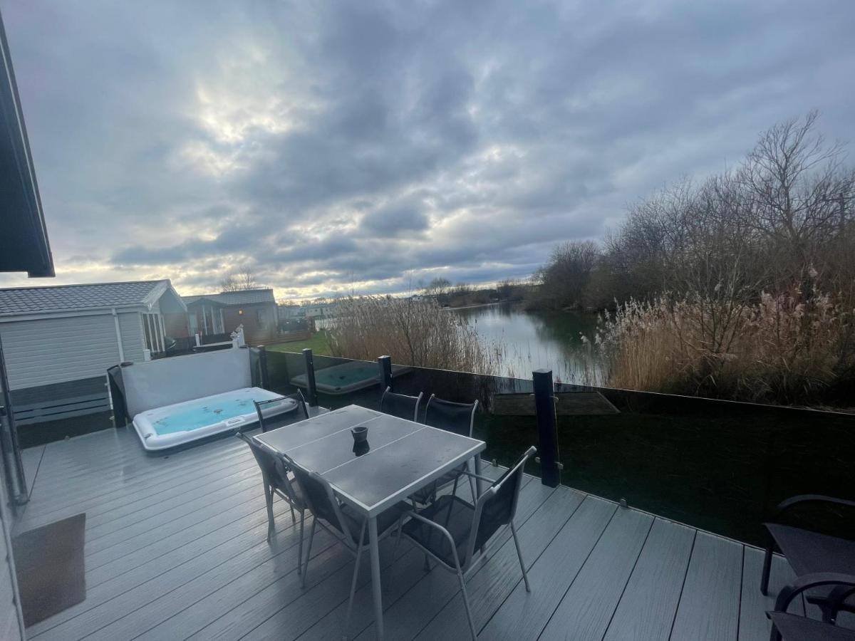 Indulgence Lakeside Lodge I3 With Hot Tub, Private Fishing Peg Situated At Tattershall Lakes Country Park Εξωτερικό φωτογραφία